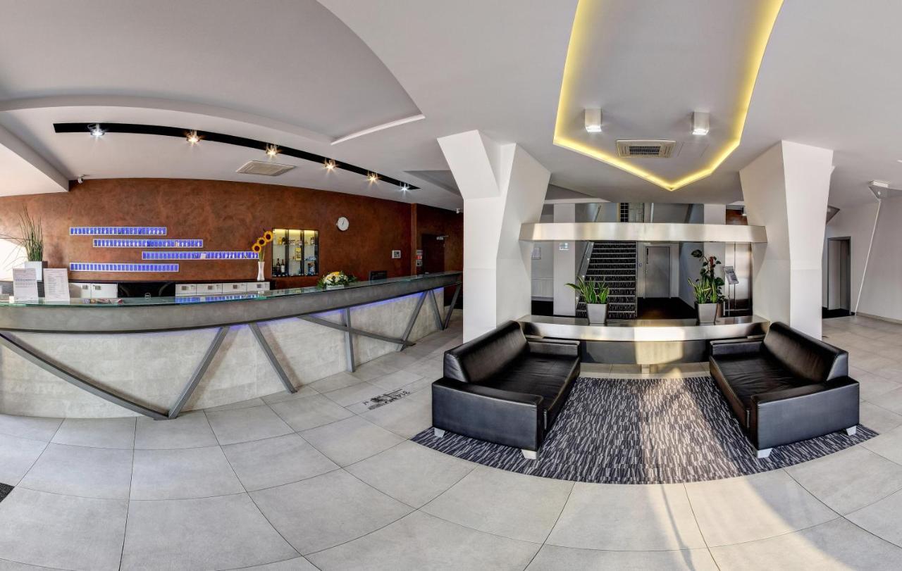 Steelhouse Hotel Тринец Екстериор снимка